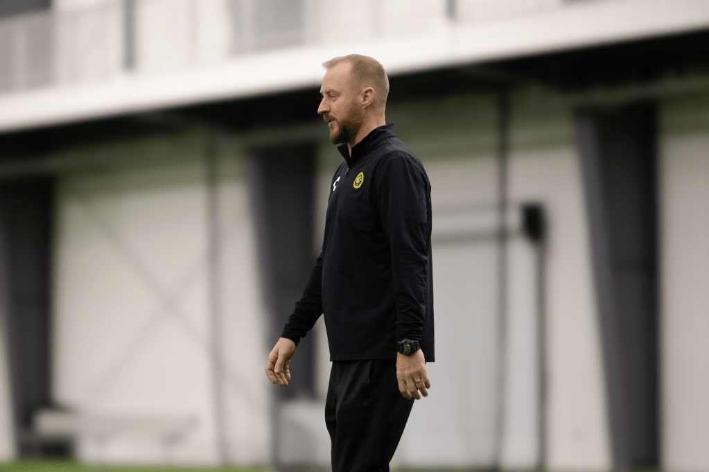 Riverhounds Academy coach Justin Evans gives instructions during a training session at AHN Montour. (Photo: Julia Wasielewski/Riverhounds SC)